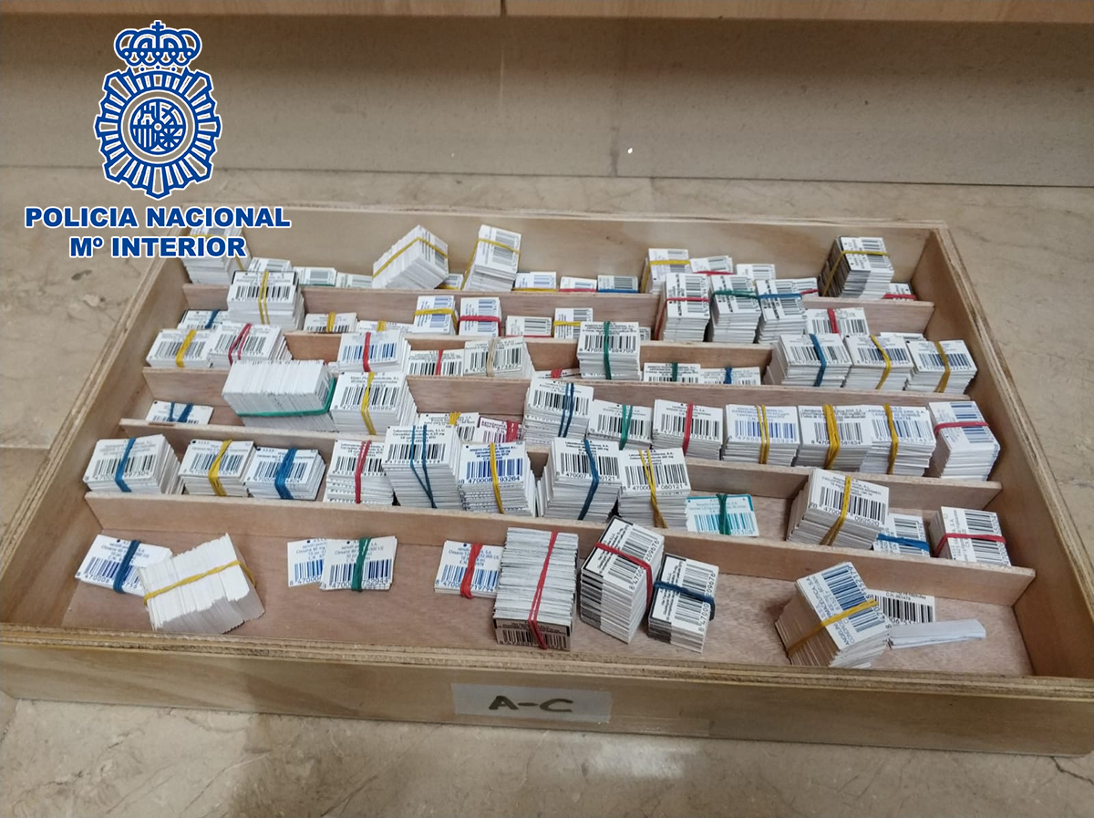 Vista dels cupons-precintes de medicaments falsos